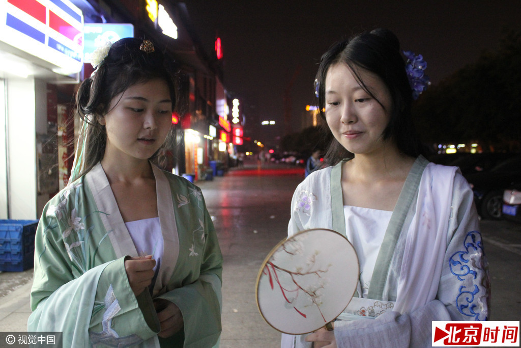 图为穿着汉服行走在街头的女孩。
