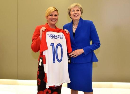 克罗地亚女总统战前送英国女首相球衣 2人开心合影