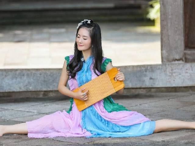 明星一字马造型,景甜轻松,迪丽热巴标准,谢娜的