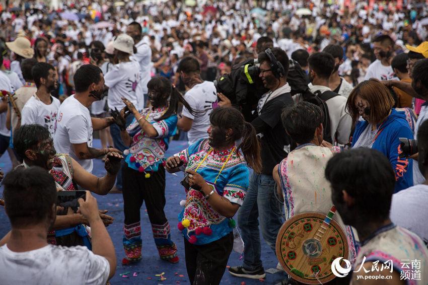 此时,彝族村寨的男女青年都会互相追逐,手抓锅灶烟灰,把对方的脸抹黑