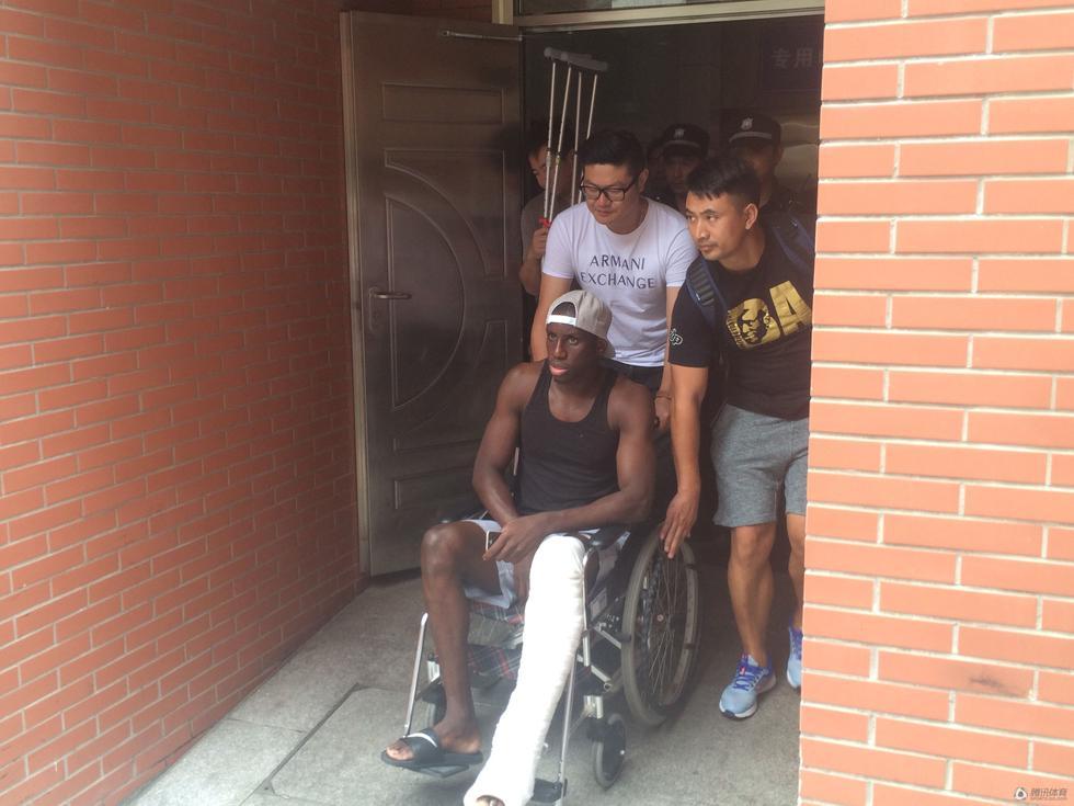 组图-登巴巴今日出院 坐轮椅左腿裹厚重绷带