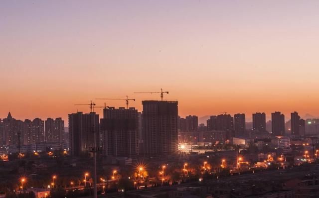 房价不下降,人均收入要上涨四到八倍,才能支撑