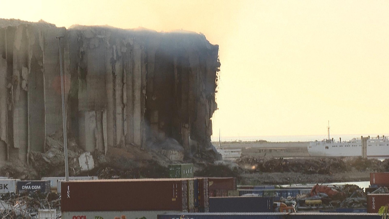 贝鲁特港爆炸遗存谷仓正在加速倾斜