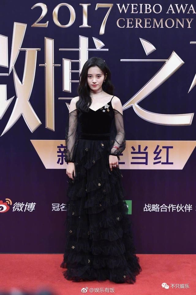 微博之夜红毯,关晓彤似大妈,穿丝袜的李宇春雷