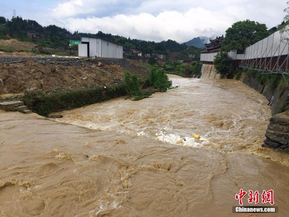 贵州雷山县遭受大暴雨袭击大桥被冲断