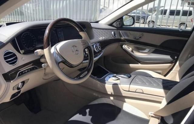 司机将奔驰迈巴赫S600随意停在车位上,老板下