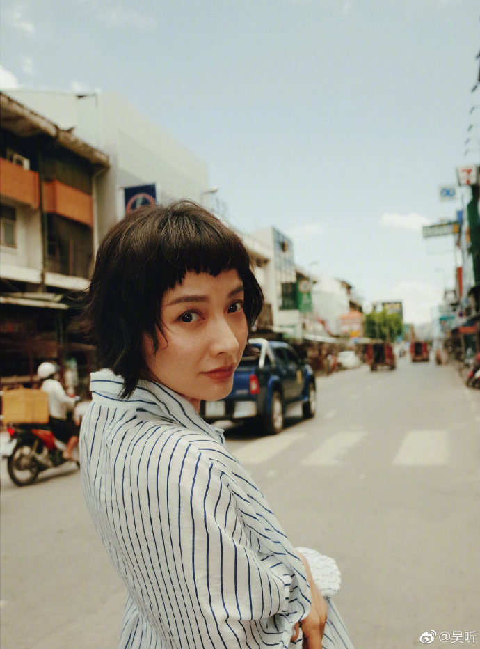 吴昕拍了一组赫本风写真,网友都建议她把化妆师打一顿 吴昕拍了一组赫本风写真,网友都建议她把化妆师打一顿