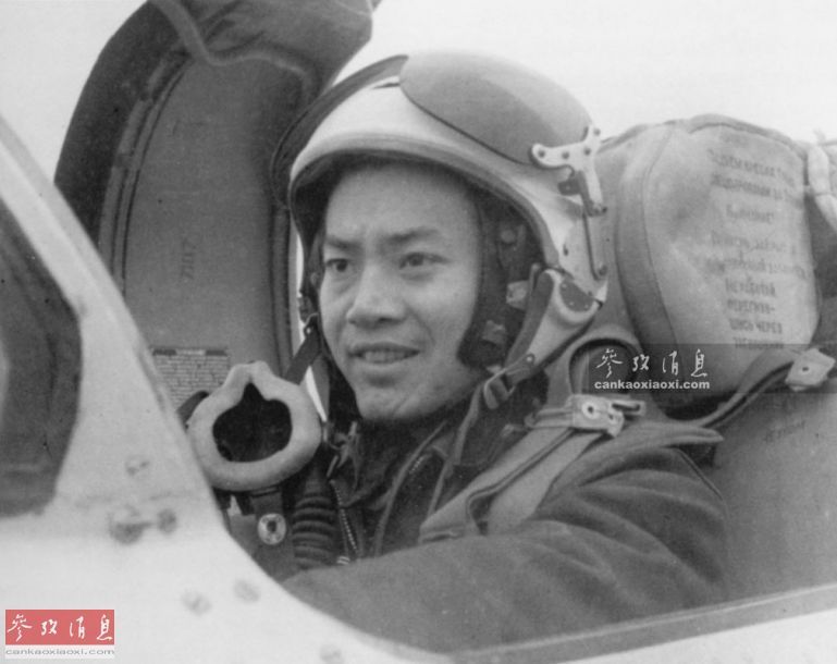 到80年代初期，这批飞行员中的一部分人已担任空军大队和团这2级领导职务，其中的佼佼者更是当上了师以上乃至空军总部主官。图为上世纪六七十年代的越军飞行员。