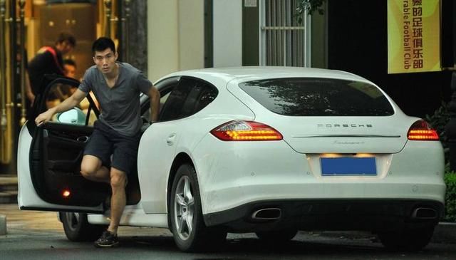 国足白斩鸡事件再升级!盘点国足们的豪车,武磊