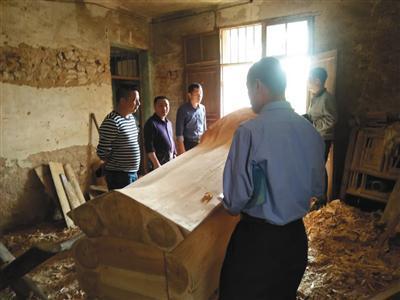 江西殡葬改革多地现抢棺砸棺 媒体:心存敬畏