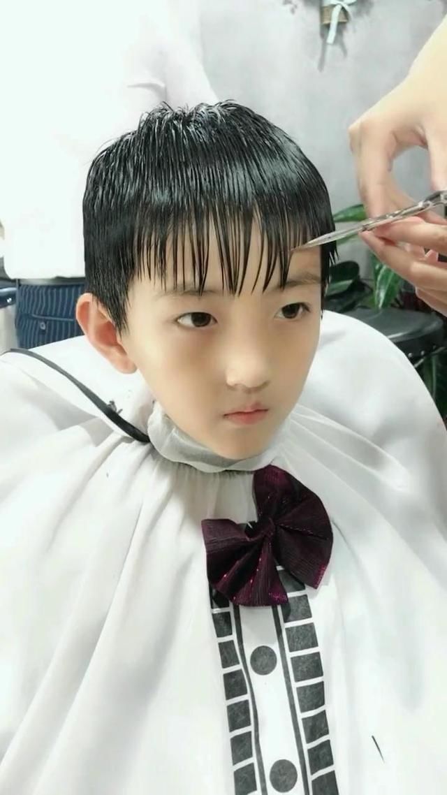 五官风雅的小男孩去剃头店剪短发,美人剃头师