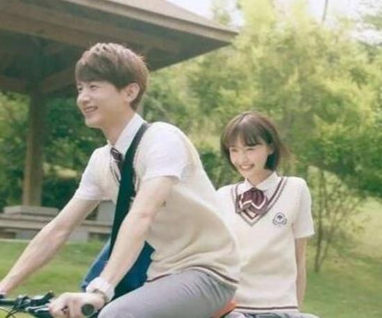 白敬亭因戏情陷郑爽,公开9字表白,网友:借郑爽