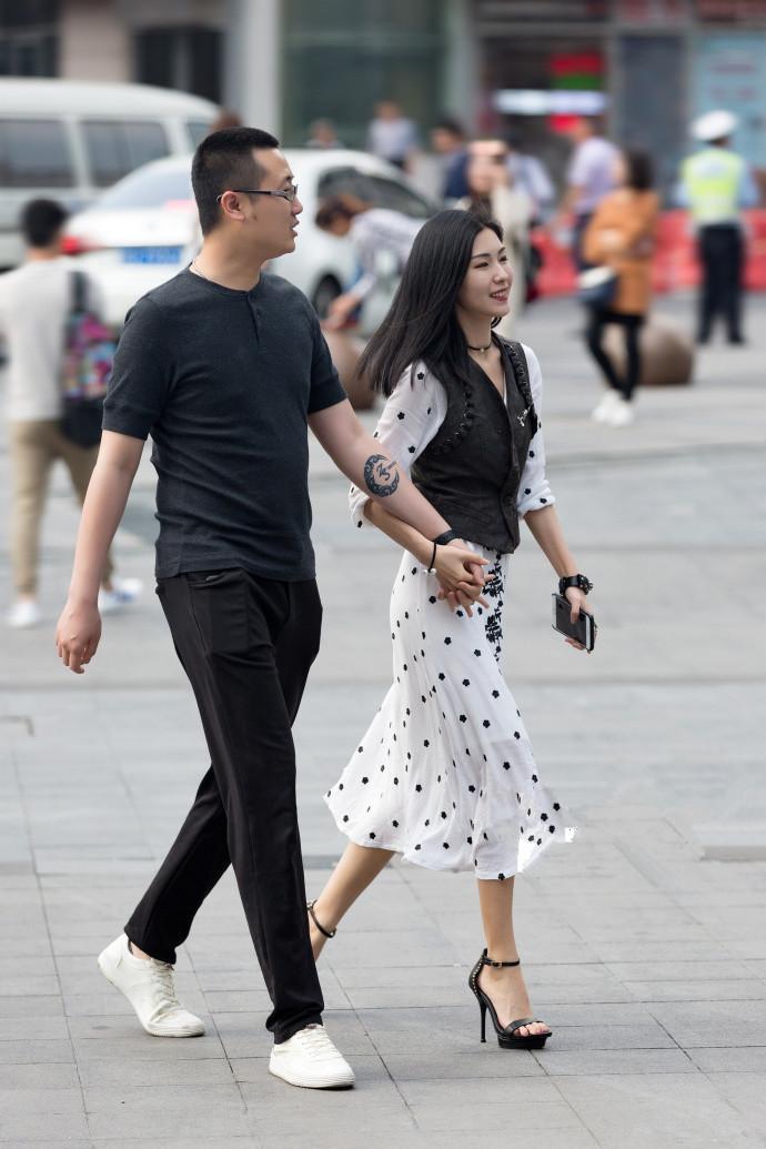 重庆街拍, 白色一字肩上衣搭配破洞牛仔裤, 个性