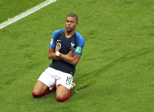 新王登基!梅西19岁世界杯首秀,如今却被19岁的