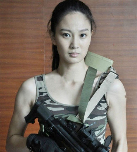 穿军装的侯梦莎,英姿飒爽,帅气逼人!