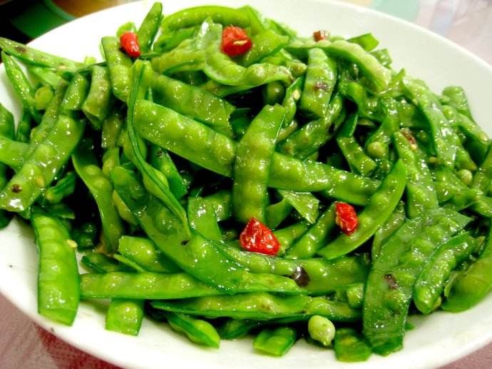 豌豆角翠绿鲜嫩,营养价值极高,能消炎抗菌,适合大多数人食用.