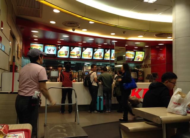 又一对男女聊天截图,女生嫌弃男生请她吃肯德