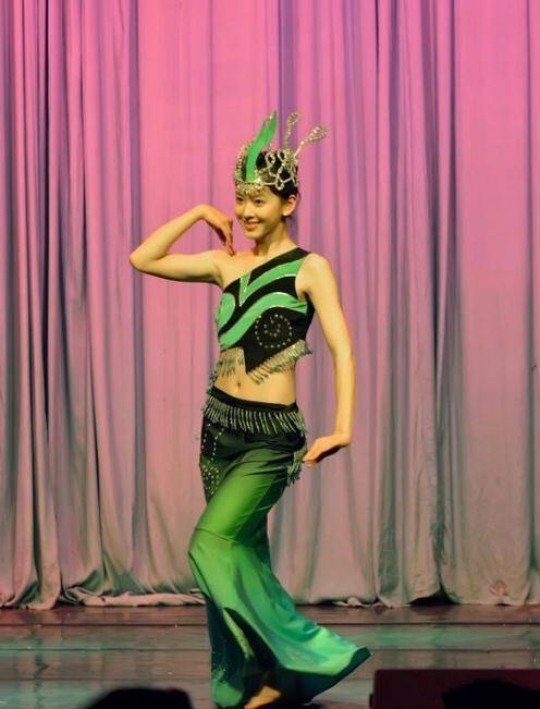 章泽天学生时期罕见跳舞照曝光,身姿婀娜媲美杨丽萍