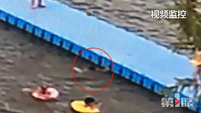 男童失足落水生死15秒 爸爸全程不知耍手机 男童失足落水生死15秒 爸爸全程不知耍手机