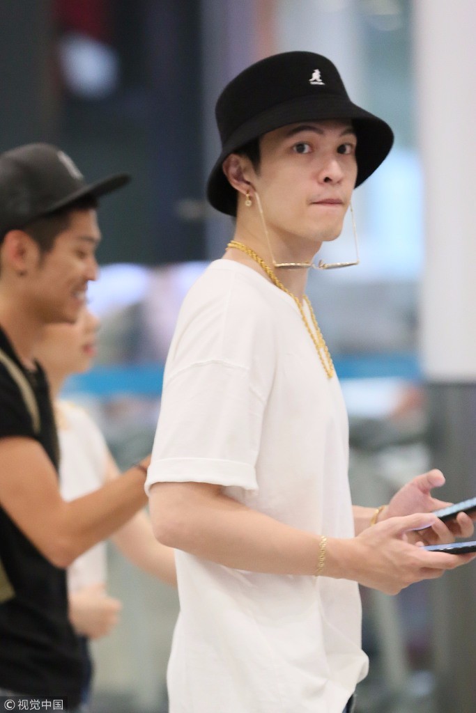 新晋狗粮!邓紫棋与男友穿情侣装同框现身 获粉