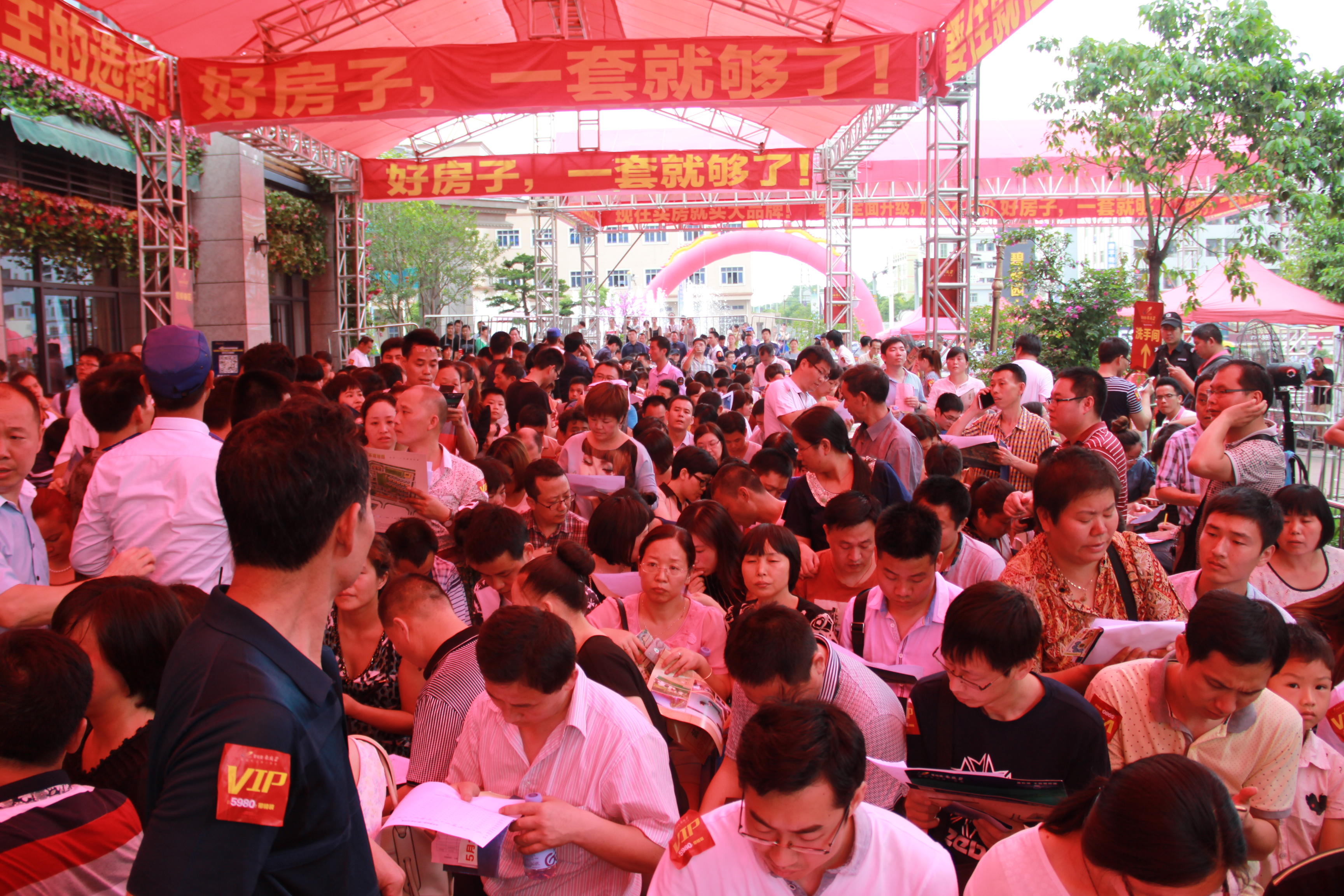 万人抢购,疯狂抢房,背后隐藏的是怎样的买房逻辑?