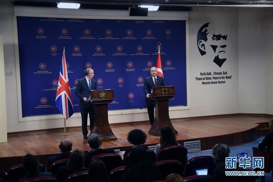 3月3日，在土耳其安卡拉，土耳其外长恰武什奥卢（右）与来访的英国外交大臣拉布出席联合新闻发布会。 