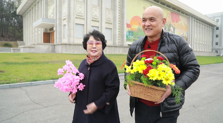 史老师和洪英姬漫步电影拍摄地,影片中"白地主家"的房子,还有花妮的