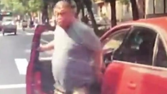 石家庄司机斑马线礼让行人遭后车殴打 打人男子已被抓