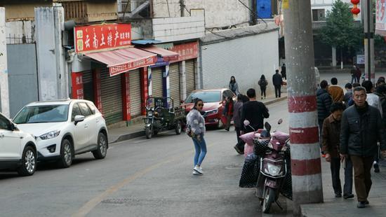 黑妹吉克隽逸现身西昌 网友:回家后更黑了 黑妹吉克隽逸现身西昌 网友:回家后更黑了