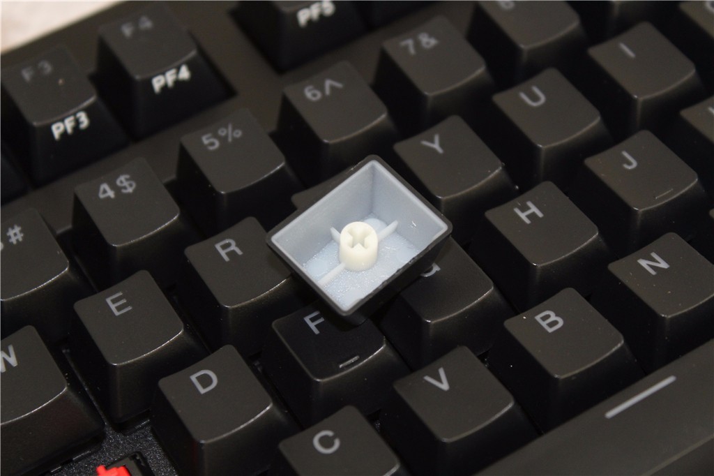 g7n采用了abs材质的键帽,表面磨砂工艺也做的非常到位,键帽内部加强筋