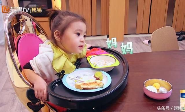 咘咘吃早餐成行走的表情包,母女青菜大战咘咘