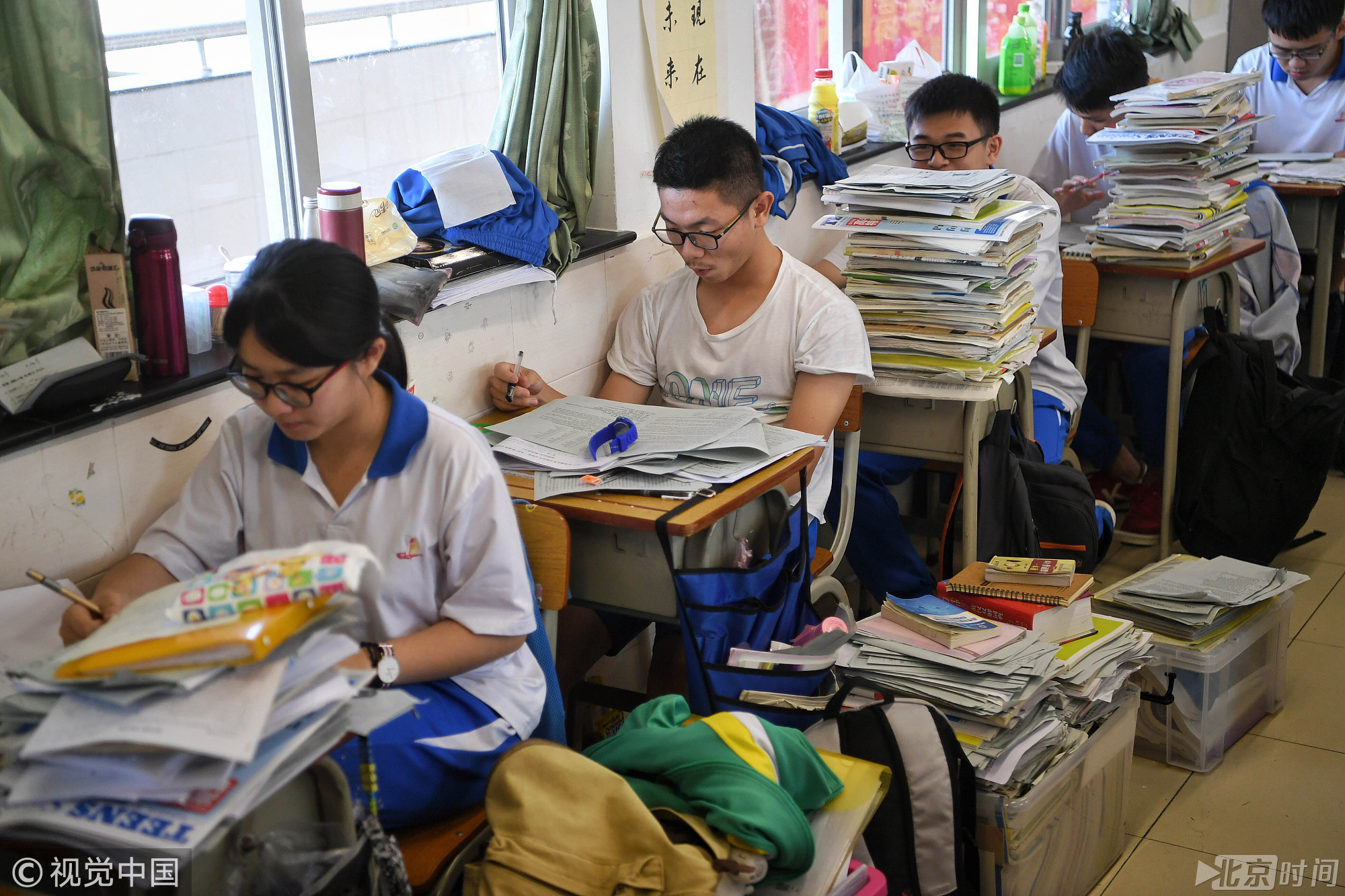 高高摞起的书本、做不完的习题、连续不断的测试……看到这一幕幕，你是否还能回想起当年紧张备考的自己？图/视觉中国