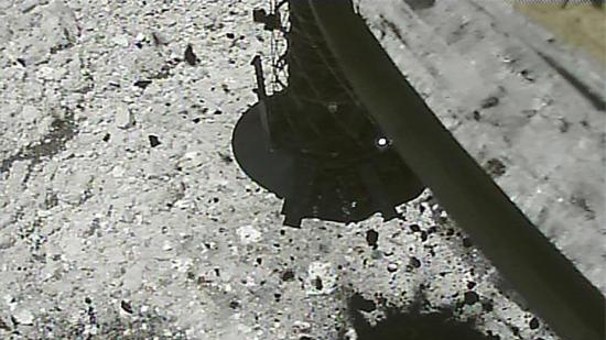 日本探测器在小行星成功击出陨石坑 系全球首次 日本探测器在小行星成功击出陨石坑 系全球首次