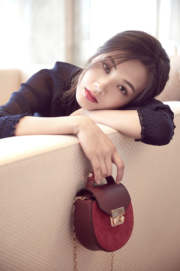 郑罗茜最新写真红唇抢眼 尽显熟女御姐范儿