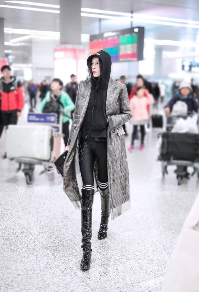张蓝心现身机场,在格子大衣外套塑料衣太有个