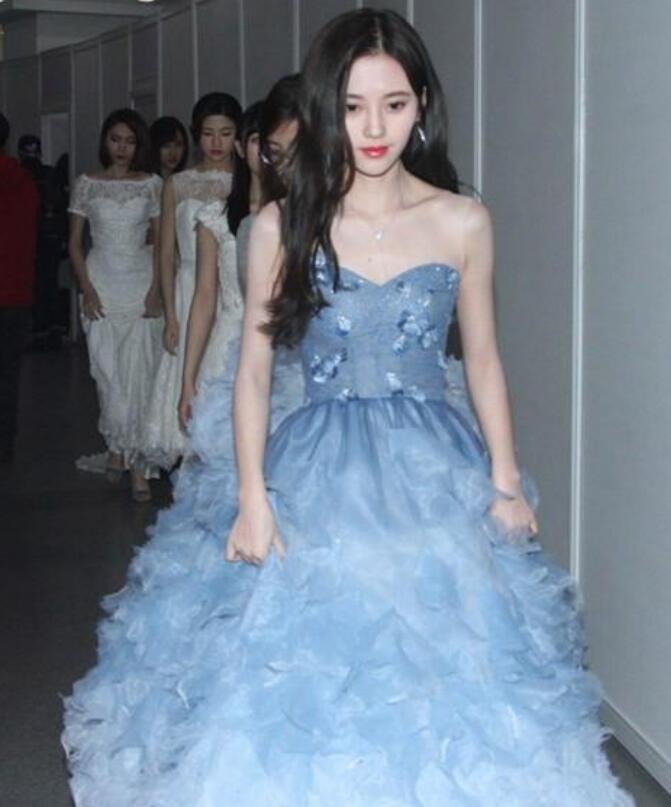 “4000年一遇美女”鞠婧祎仙气逼人工作人员偷瞄 “4000年一遇美女”鞠婧祎仙气逼人工作人员偷瞄