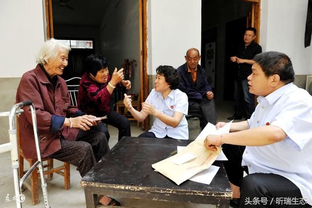 农村女儿出嫁后不继承父母财产,但要求儿女共