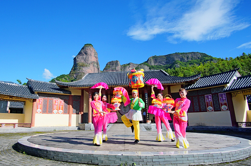 赣南采茶戏下乡演出 图片来源:赣州文明网