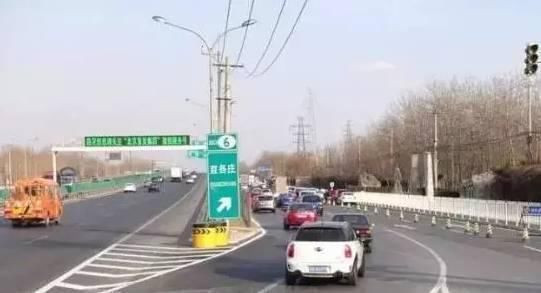 交警提醒:转弯让直行不通用,这些情况直行车辆