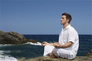 男性练习瑜伽好处多,缓解压力提高身体机能