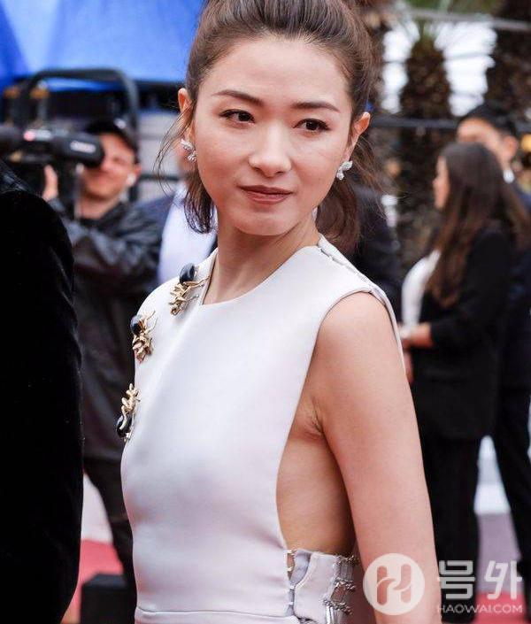 万茜这身造型一言难尽,上半身勒的线要断了,不修图腿还粗! 万茜这身造型一言难尽,上半身勒的线要断了,不修图腿还粗!