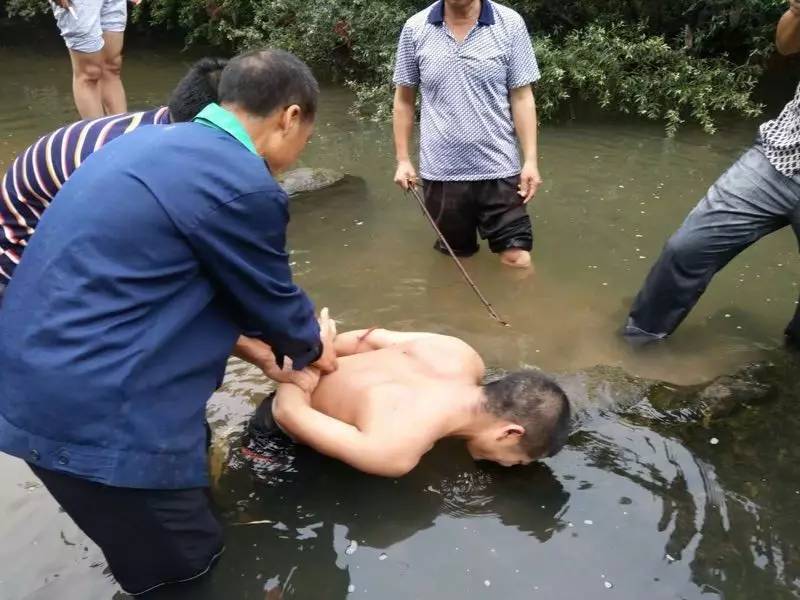 B级逃犯姚常凤落网记:100多人围观 十几人围堵 B级逃犯姚常凤落网记:100多人围观 十几人围堵