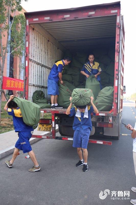 高温下山大搬家工:负重400斤爬百层阶梯(图)