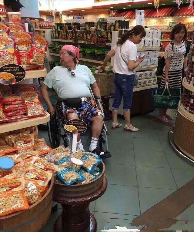 北京坐轮椅的大人物图片