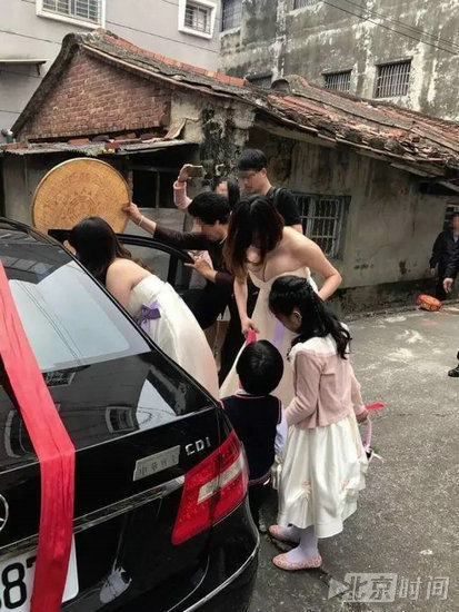女子结婚请闺蜜当伴娘 结果被闺蜜大胸抢镜