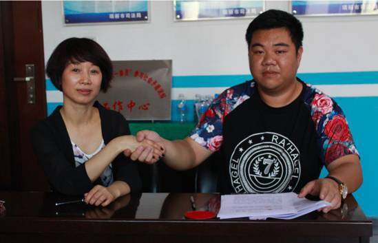 摔断30万玉镯的低保户赔17万?当事人回应:胡说八道 摔断30万玉镯的低保户赔17万?当事人回应:胡说八道