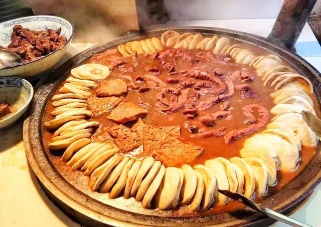 门框胡同百年卤煮 是一家北京的老店了 想吃一碗正宗的卤煮火烧 来