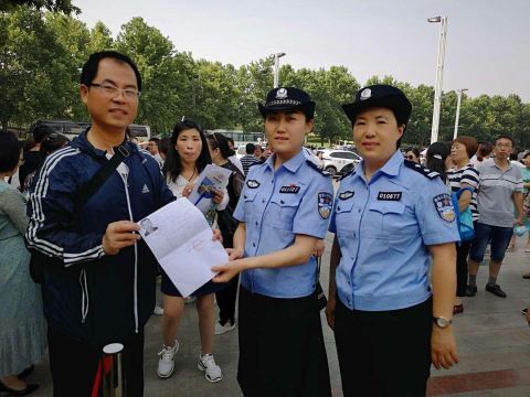 网传河南一高考生裤子拉链坏了撕衣赶考,考点