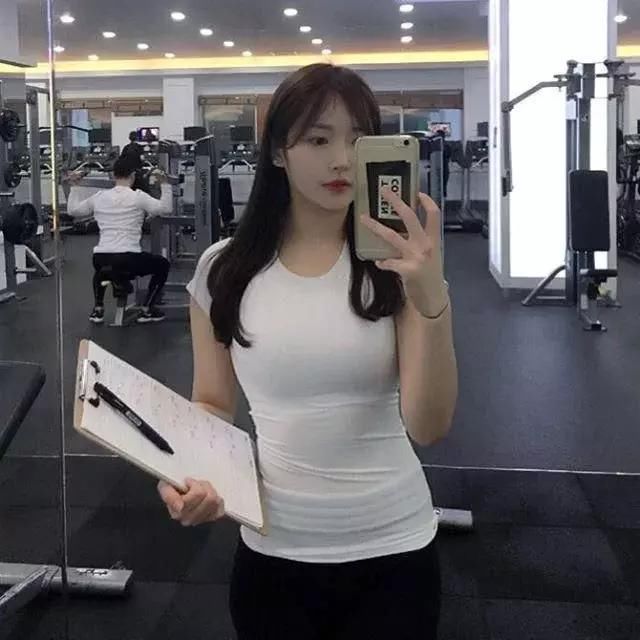 韩国女健身教练,颜值靓丽身材健美,每天课安排