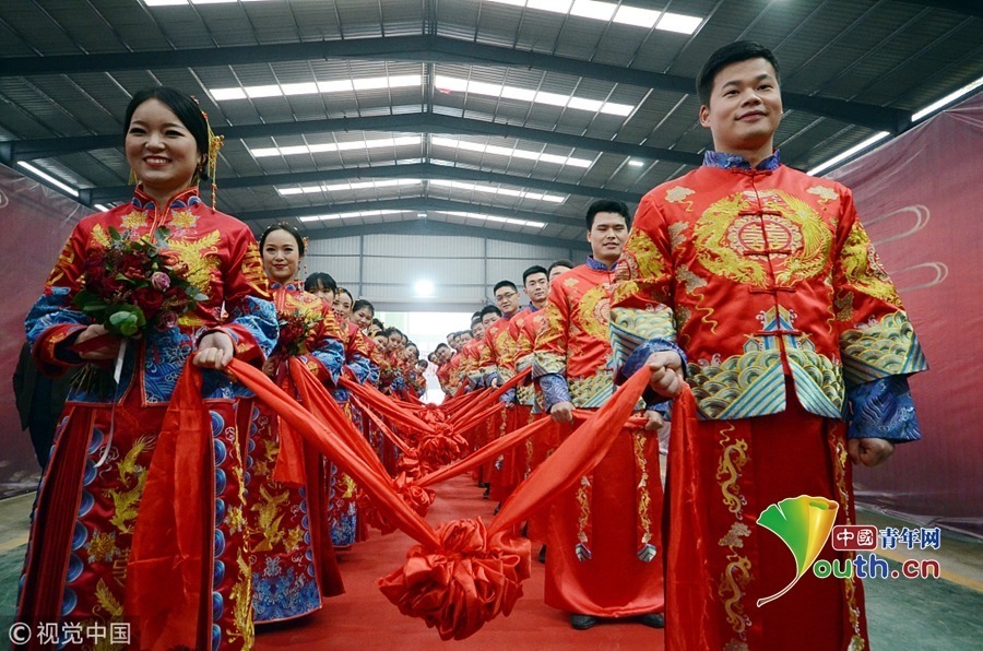 中国青年网北京1月9日电 1月8日，江西九江，中铁四局五公司第三届青年集体婚礼在安九高铁江西段建设工地举行，15对新人在亲朋好友、同事们的见证下举行了一场隆重热烈、简朴温馨的中式婚礼，把幸福的时刻留在建设工地。